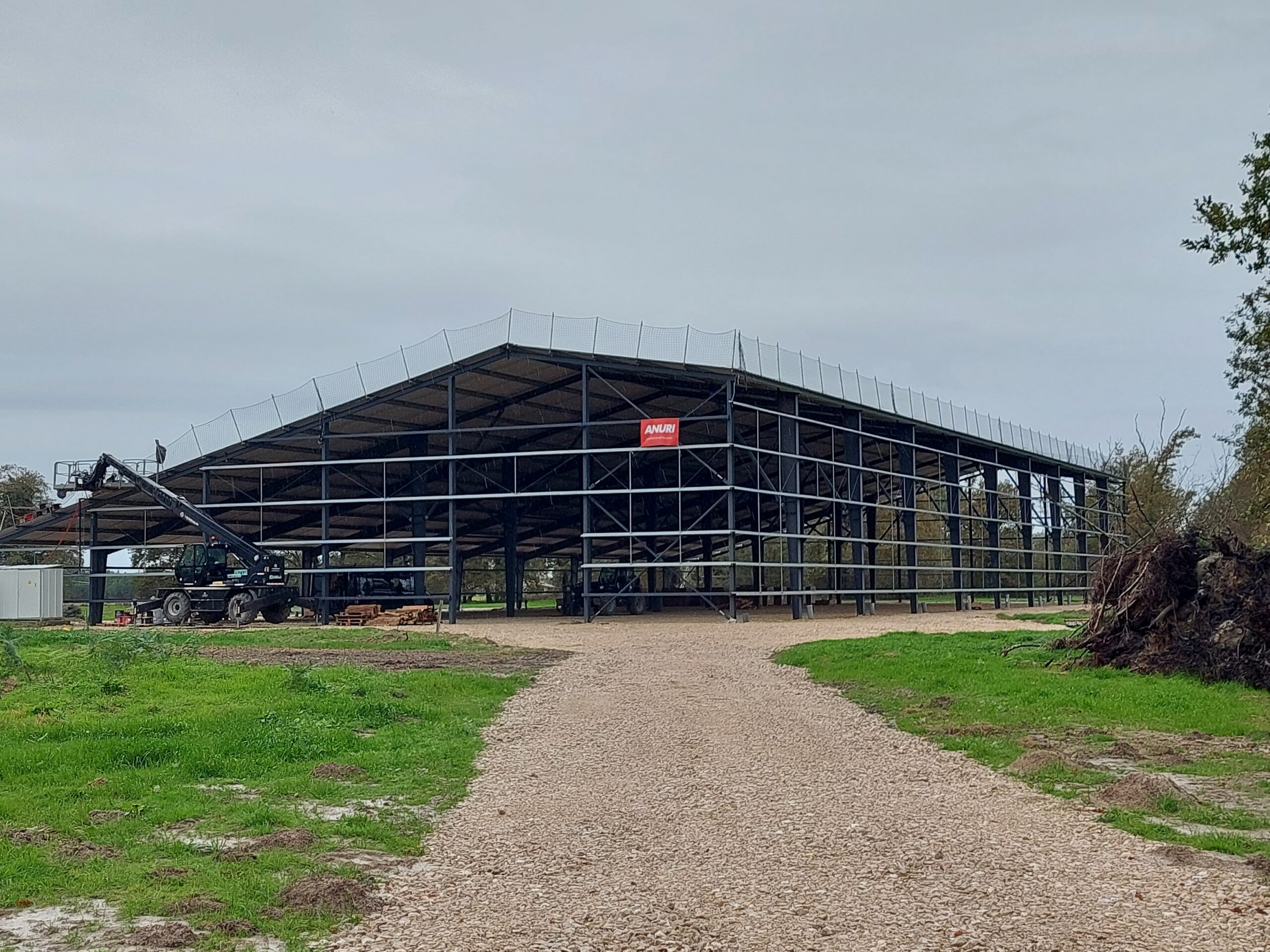 Structure Anuri à usage mixte agricole et photovoltaïque.
